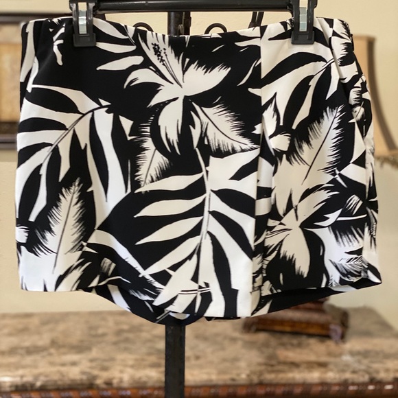Express Pants - Zebra print skort